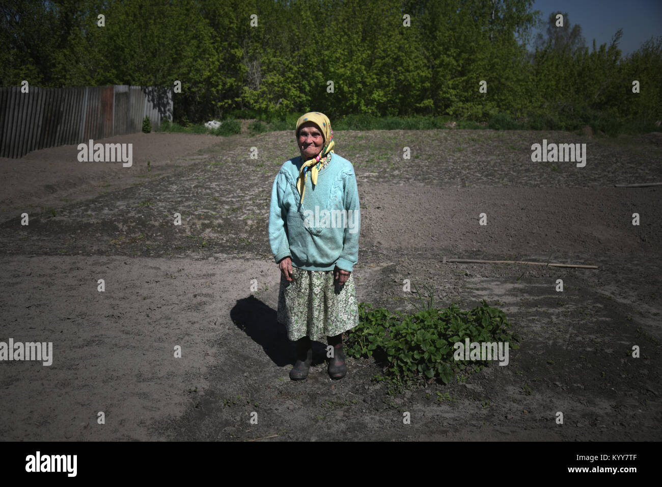 Maria Shovkuia einer illegalen Gebietsansässigen (samosely) Zurück in der Sperrzone zu leben. Stockfoto