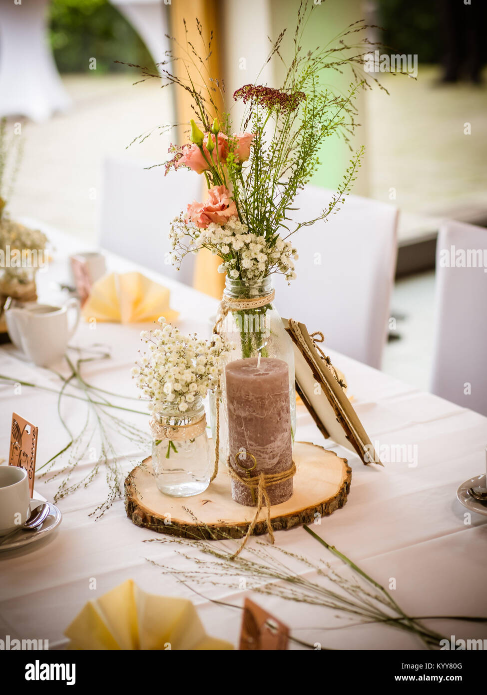 Details über eine rustikale Hochzeit Tabelle mit Gänseblümchen Stockfoto