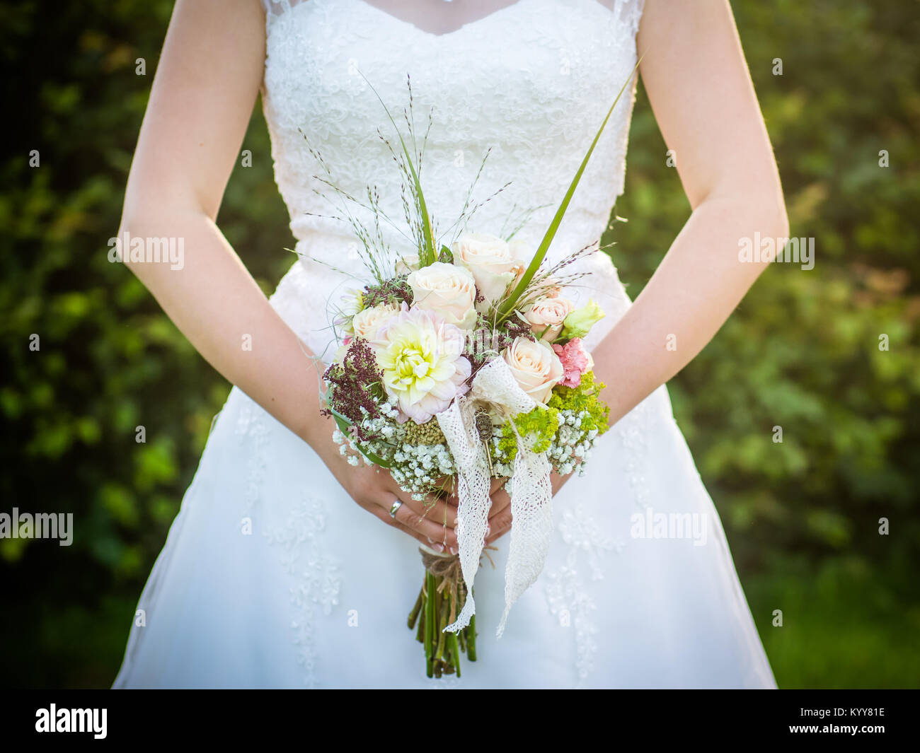 Wedding Bouquet mit salomon-farbigen Rosen Stockfoto