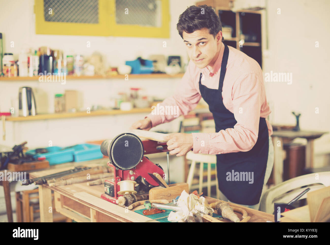 Erwachsene Mann carpentering in Werkstatt und mit kleinen manuelle Drehmaschine Stockfotografie