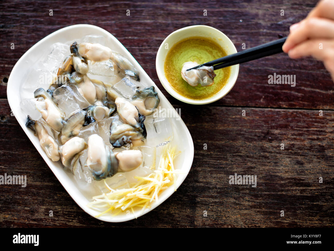 Wasabi und frische Austern auf dem Tisch Stockfoto