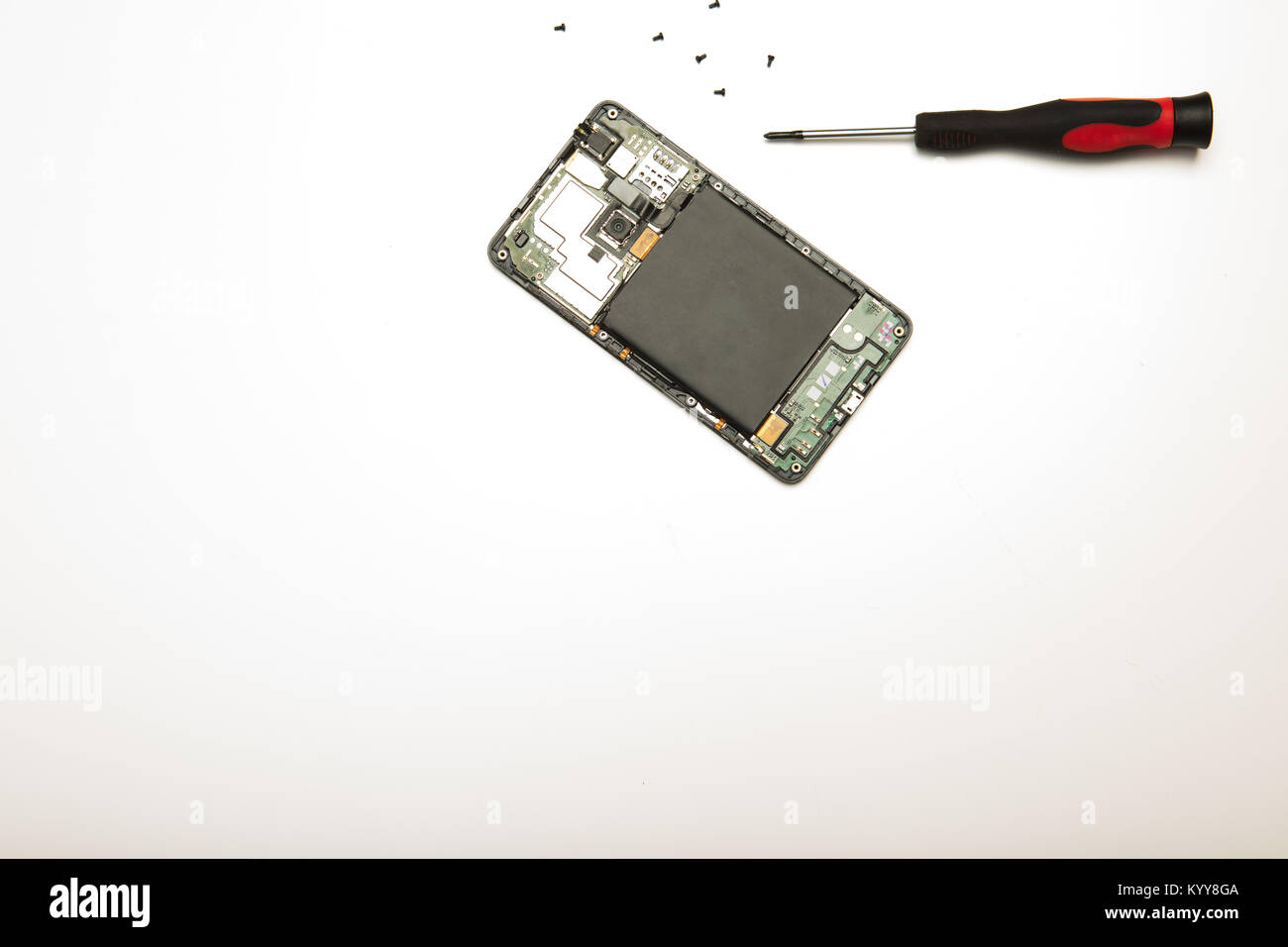 Studio shot high-angle View close-up von Präzisions Schraubendreher und zerlegt Handy in ein Konzept der Austausch, Reparaturen und maintenanc Stockfoto