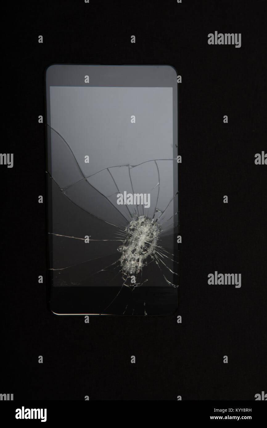 Nahaufnahme eines zerbrochenen Bildschirm des Smartphones auf schwarzen Hintergrund mit Kopie Raum Stockfoto