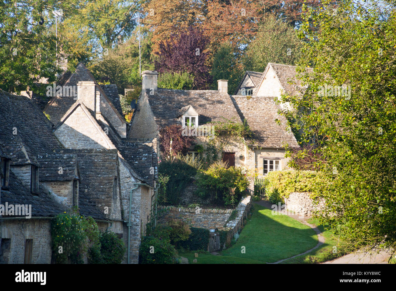 Anfang Herbst Szene, malerischen Cotswold Cottage in Bibury, Cotswolds, Gloucestershire, England, Großbritannien Stockfoto