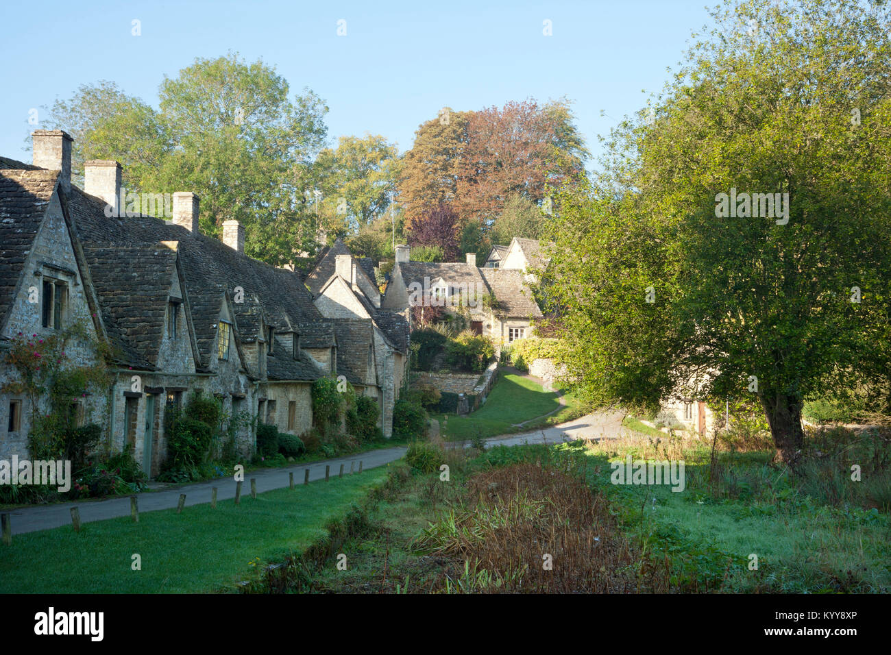 Anfang Herbst Szene, malerischen Cotswold Cottage in Bibury, Cotswolds, Gloucestershire, England, Großbritannien Stockfoto