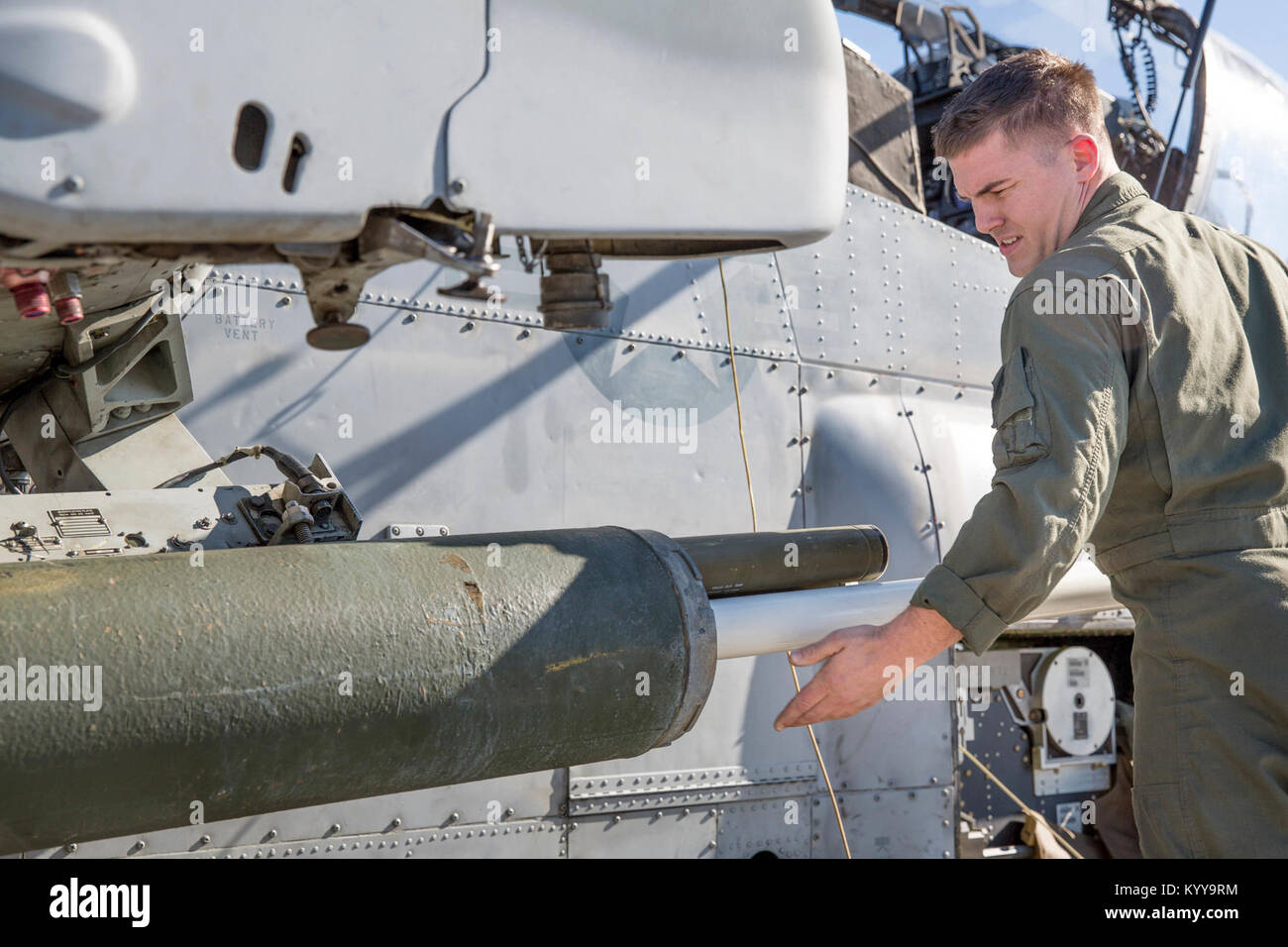 Us Marine Corps Lance Cpl. Ian B. Causey, eine Aviation ordnance Techniker Marine Light Attack Helicopter Squadron (HMLA) 167, lädt eine Beleuchtung Runde in ein SUU-25F/A Flare Dispenser Pod auf der Marine Corps Air Station New River, N.C., Dez. 21, 2017 zugeordnet. HMLA-167 führte eine Live-fire Übung über die AIM-9 Sidewinder Raketen Kenntnisse zu verbessern und die Staffel die Gelegenheit geben, mit scharfer Munition zu verwenden. (U.S. Marine Corps Stockfoto