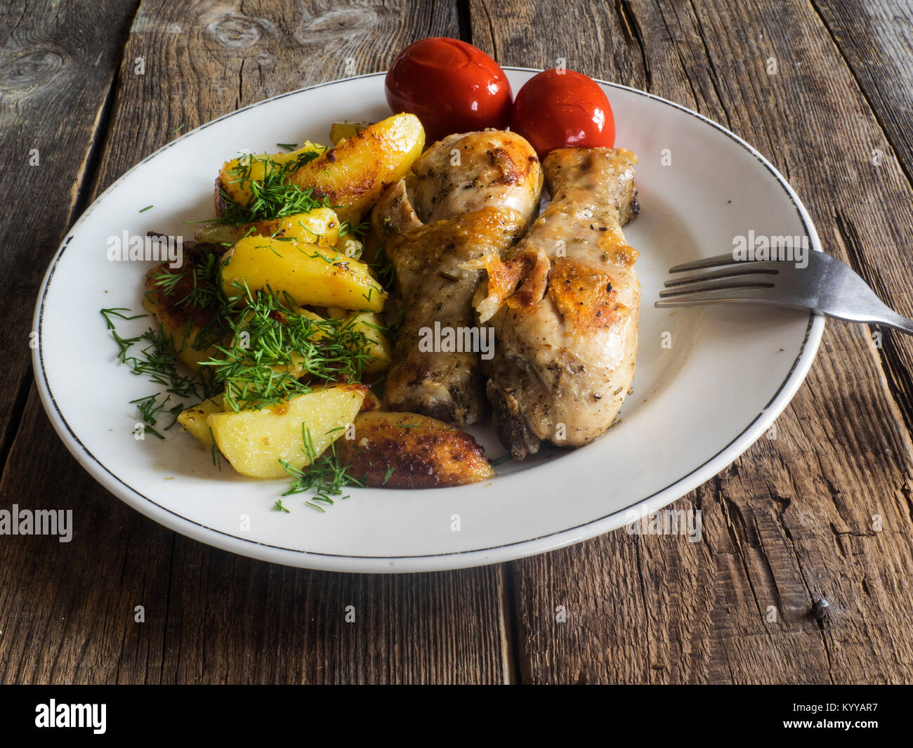 Hausgemachte Speisen. Gebratene Hähnchenkeulen mit Kartoffeln und ...