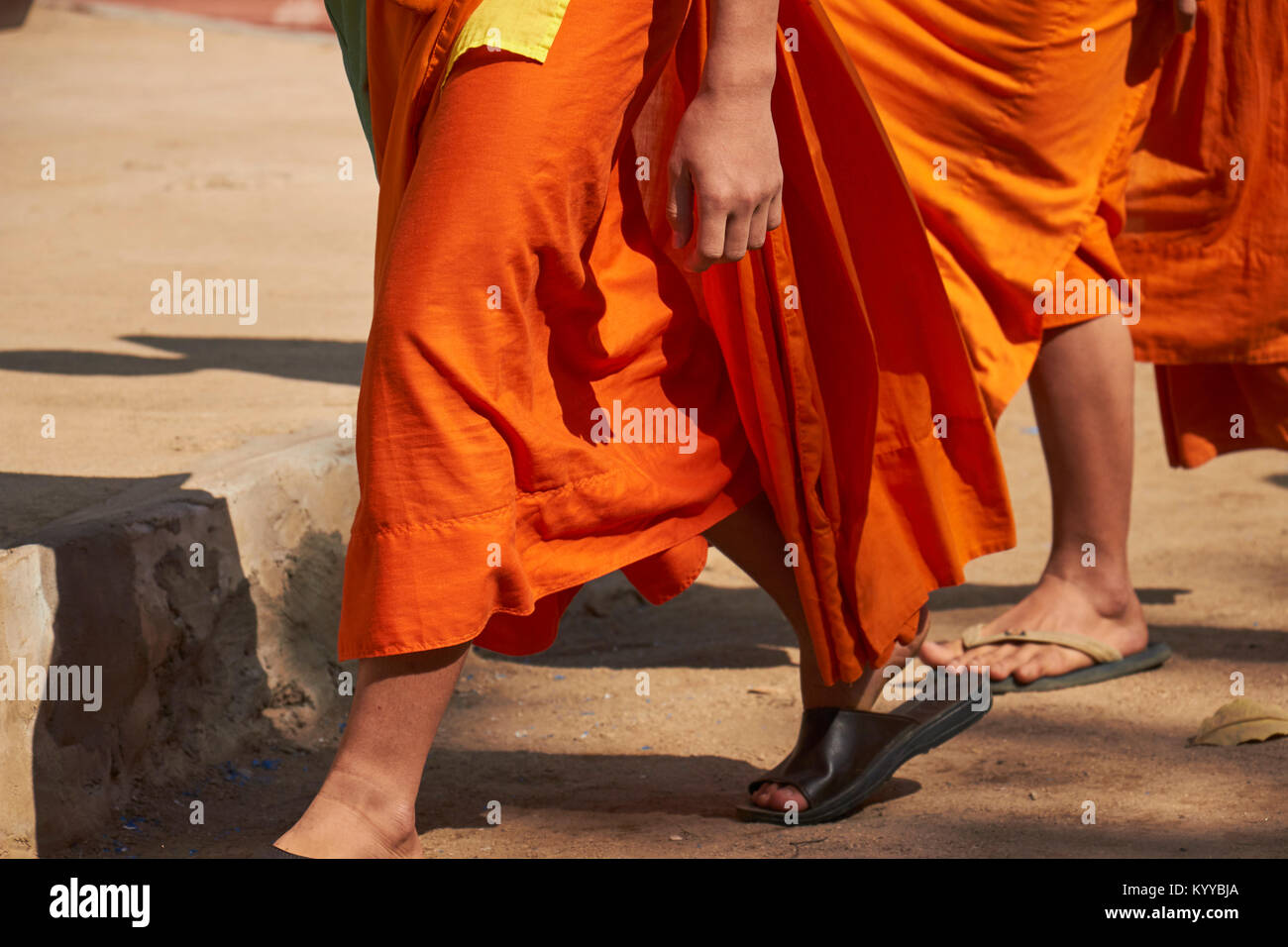 Mönche auf Tempelanlagen, Phra Singh, Chiang Mai, Thailand Stockfoto