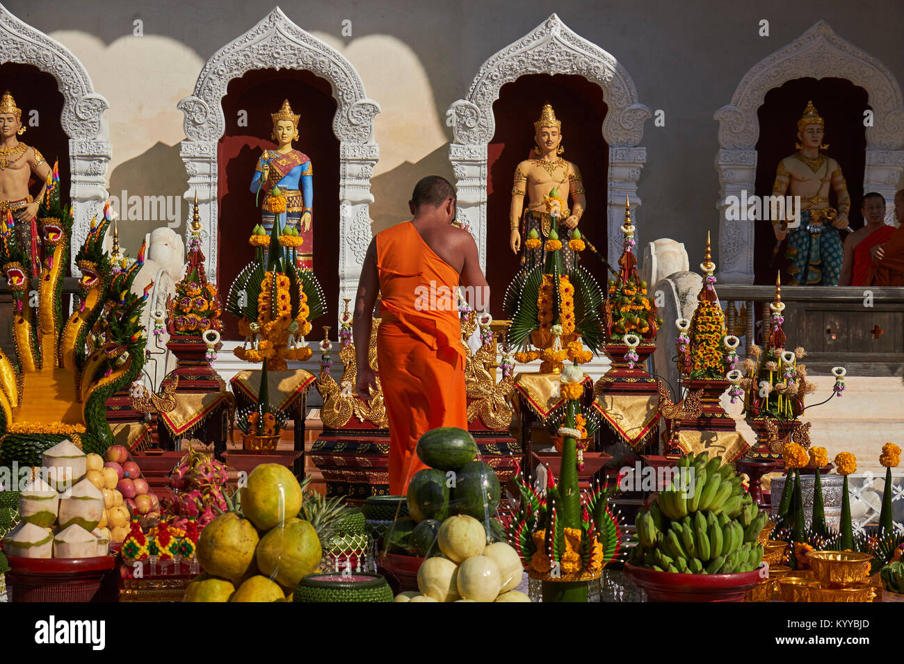 Mönche auf Tempelanlagen, Phra Singh, Chiang Mai, Thailand Stockfoto