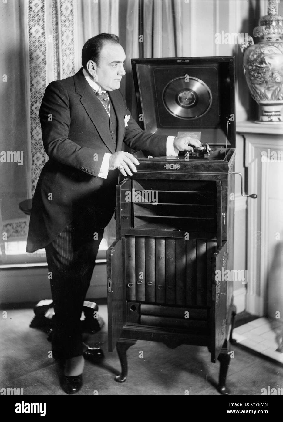 Opernsänger Enrico Caruso (1873-1921) mit einem angepassten "victrola Phonograph", das war eine Hochzeit Geschenk im Jahr 1918. Stockfoto