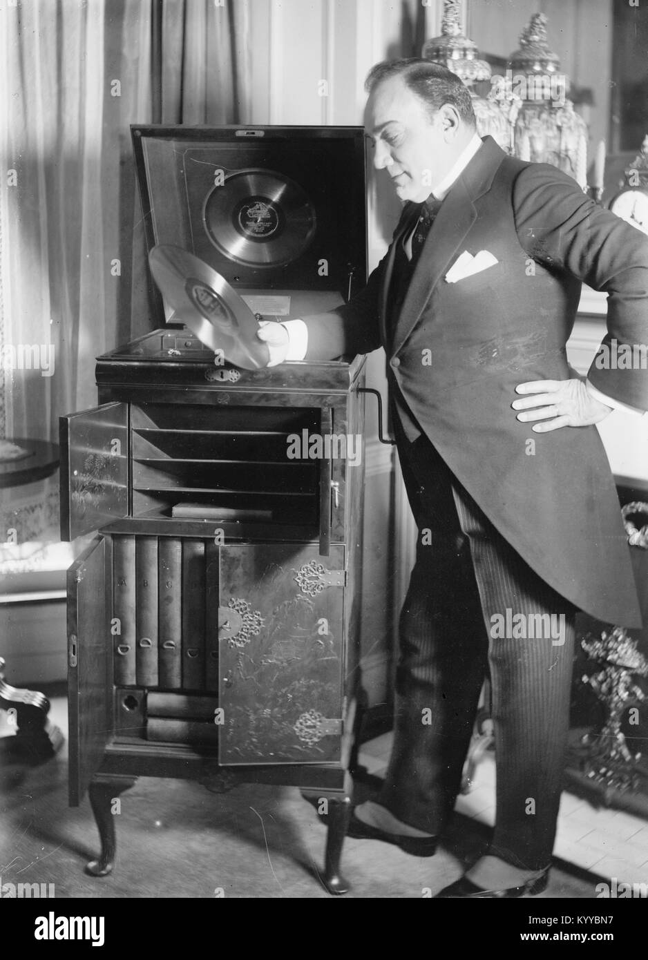 Opernsänger Enrico Caruso (1873-1921) mit einem angepassten "victrola Phonograph", das war eine Hochzeit Geschenk im Jahr 1918 Stockfoto