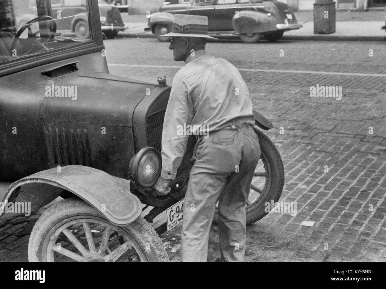 Durchgedreht Model "T" Ford vor den Tagen des Self-Starter, Worthington, Ohio, ca. 1938 Stockfoto
