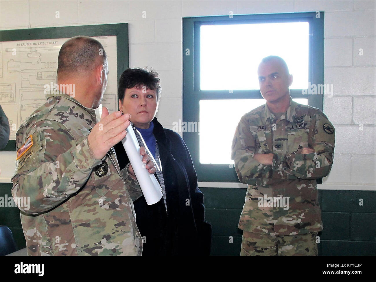 Installation Management Command (IMCOM) - Bereitschaft, Direktor Brenda Lee McCullough Besuche mit Soldaten, die am Jan. 5, 2018, in Bereich 2 über die Planung für die Operation Cold Steel II übung am Fort McCoy, Wis der Besuch als Teil eines offiziellen Besuchs von McCullough zum Fort McCoy, das war Ihr zweiter Besuch in der Installation gehalten wurde. McCullough wurde durch den Befehl Sgt begleitet. Maj. Roy L. Rocco, IMCOM - Bereitschaft command Sergeant Major. (U.S. Armee Stockfoto