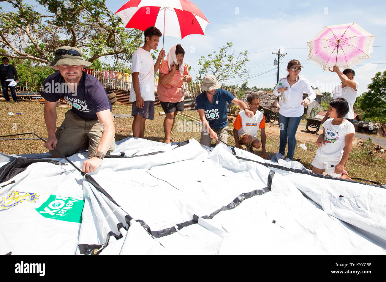 SRT-Mitglieder, Matt Roberts und Harry Roberts anweisen, lokalen Rotary Volunteers und Begünstigten in Bagacay, folgenden Typhoon Glenda/Rammasun. Stockfoto