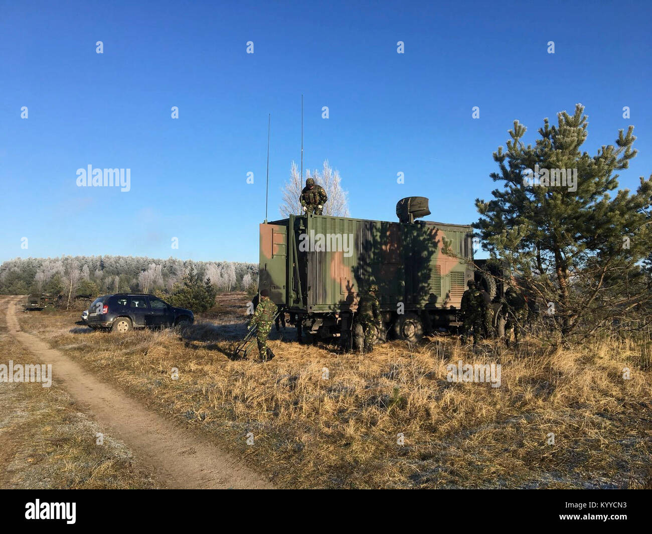 Rumänische Soldaten der Armee im Rahmen der Luftverteidigung Loslösung" Schwarz Fledermäuse" auf die Battle Group Polen beginnen Bull Run III, eine Warnung und die Bereitschaft, an der Bemowo Piskie Ausbildung Bereich zugeordnet, Polen Jan. 9, 2018. Battle Group Polen ist ein einzigartiges, multinationalen Battle Group, bestehend aus USA, Großbritannien, Kroatischen und rumänischen Soldaten, die mit der polnischen 15 mechanisierte Brigade als Abschreckung Kraft im Nordosten Polens zur Unterstützung des NATO-Enhanced vorwärts Präsenz dienen. ( Stockfoto