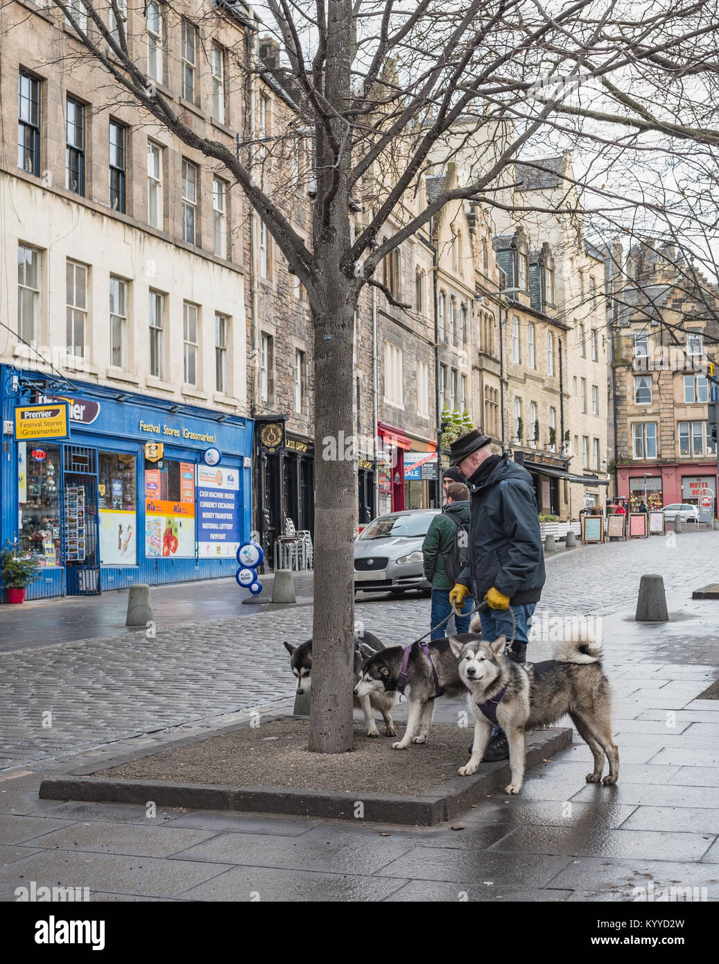 Mann, wie Heisenberg oder Walter Weiß, wenige Hunde auf der Straße in Edinburgh. Stockfoto