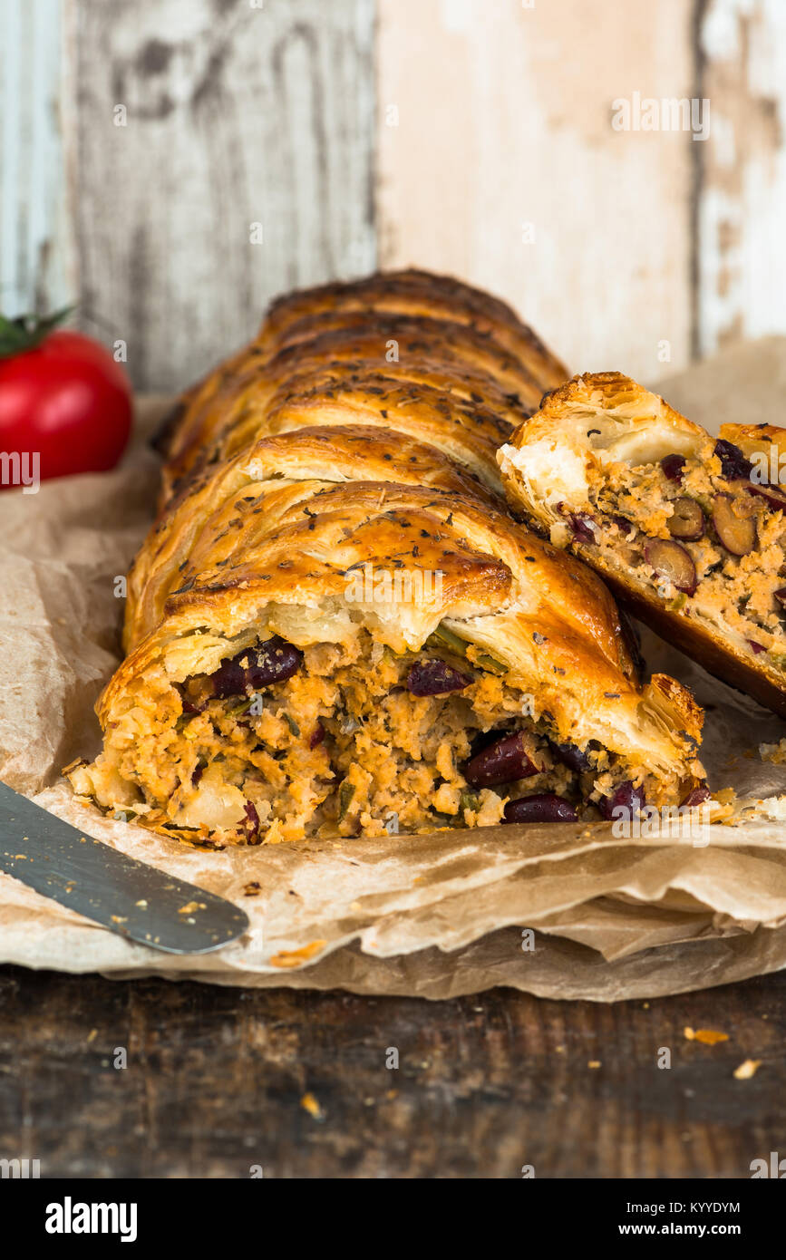 Schweinefleisch roll-würzige Wurst Fleisch mit Chili und Bohnen in Blätterteig auf hölzernen Tisch Stockfoto