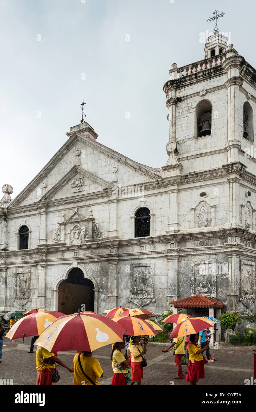 Kerze Verkäufer mit Sonnenschirmen an der Basílica Menor del Santo Niño de Cebú Stockfoto