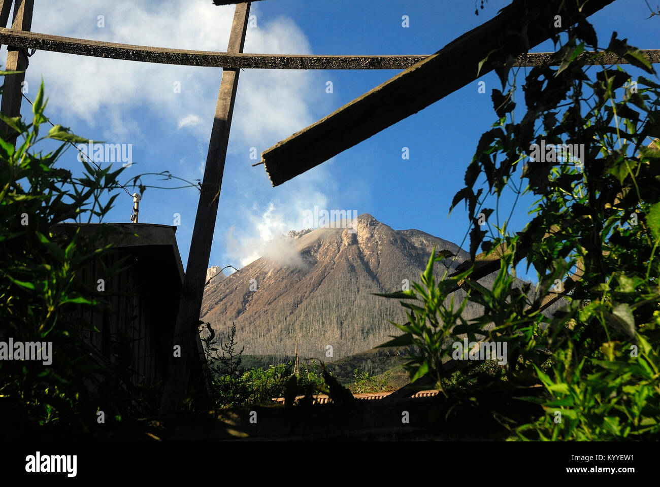 Indonesien. 17 Jan, 2018. Da die Vulkankegel des Mount Sinabung Zusammenbruch im August letzten Jahres, lava Dome Volumen erreicht nun 1,6 Millionen Kubikmeter. Credit: Sabirin Manurung/Pacific Press/Alamy leben Nachrichten Stockfoto