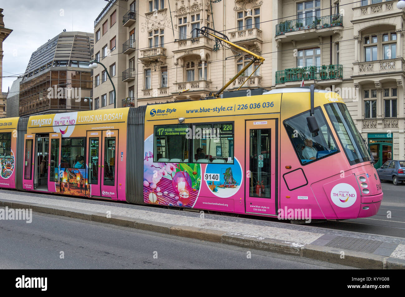 Eine Skoda 14T Tram an einer Straßenbahnhaltestelle in Prag, Tschechische Republik Stockfoto