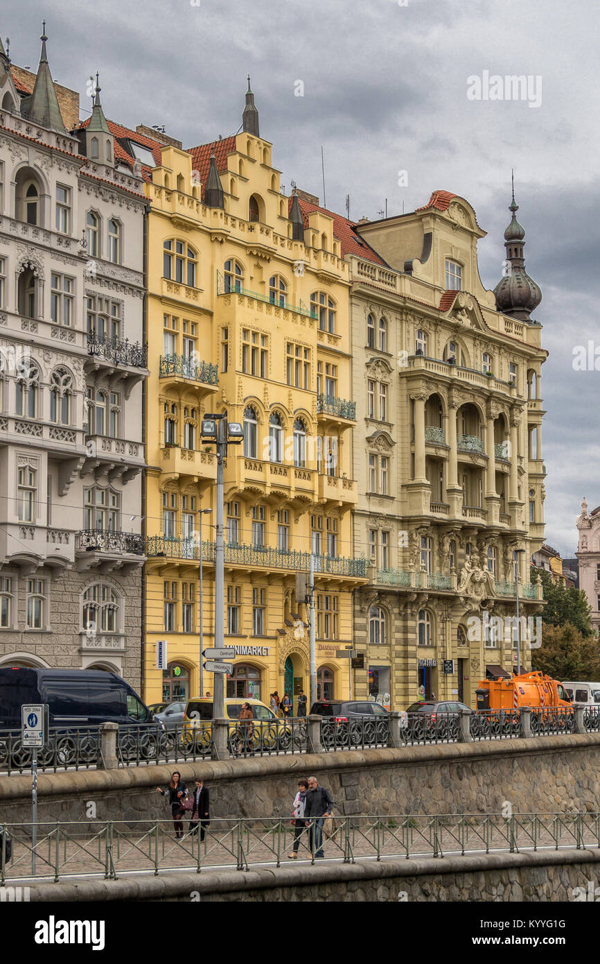 Atemberaubende Architektur entlang des Flussufers Boulevard oder Masarykovo nábř, Prag, Tschechische Republik Stockfoto