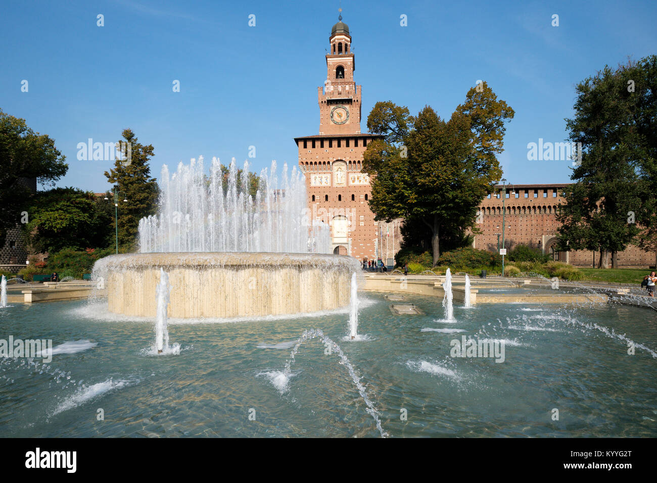 Italien, Lombardei, Mailand, Piazza Castello. Die Springbrunnen vor dem Haupteingang des Filarete Turm, Burg Sforza Stockfoto