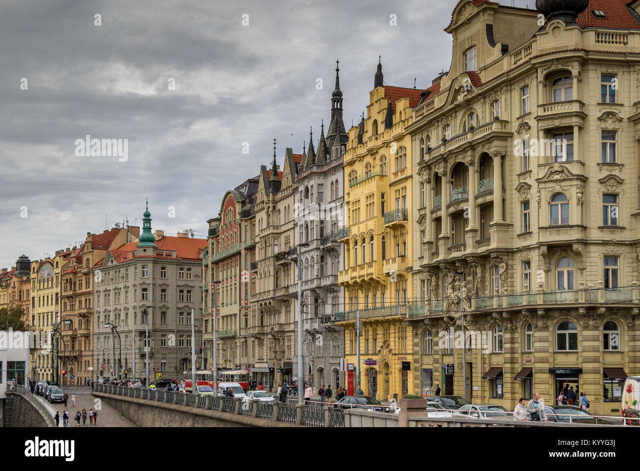 Atemberaubende Architektur entlang der Flussfront Boulevard oder Masarykovo nábř , Prag, Tschechische Republik Stockfoto
