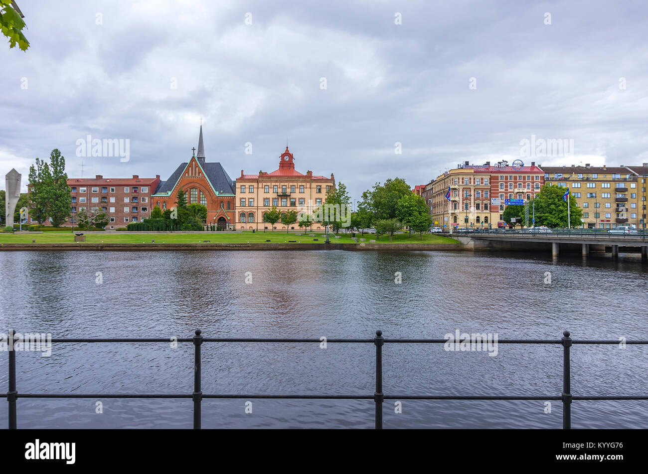 Anzeigen von Immanuel Kirche (Immanuelskyrkan) durch den Fluss Nissan in Halmstad, Halland County, Schweden. Stockfoto