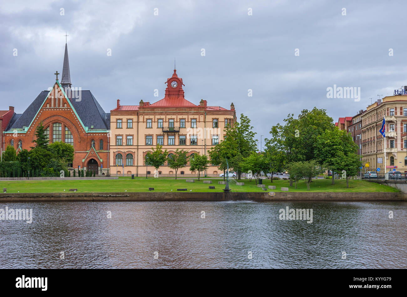 Anzeigen von Immanuel Kirche (Immanuelskyrkan) durch den Fluss Nissan in Halmstad, Halland County, Schweden. Stockfoto