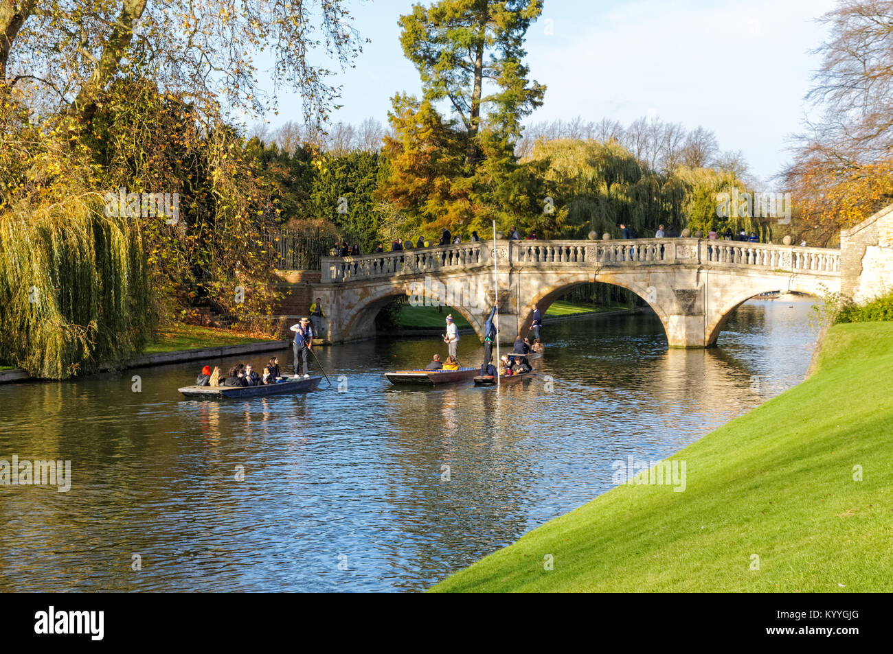 Clare Brücke über den Fluss Cam im Herbst, Cambridge Cambridgeshire England Vereinigtes Königreich Großbritannien Stockfoto