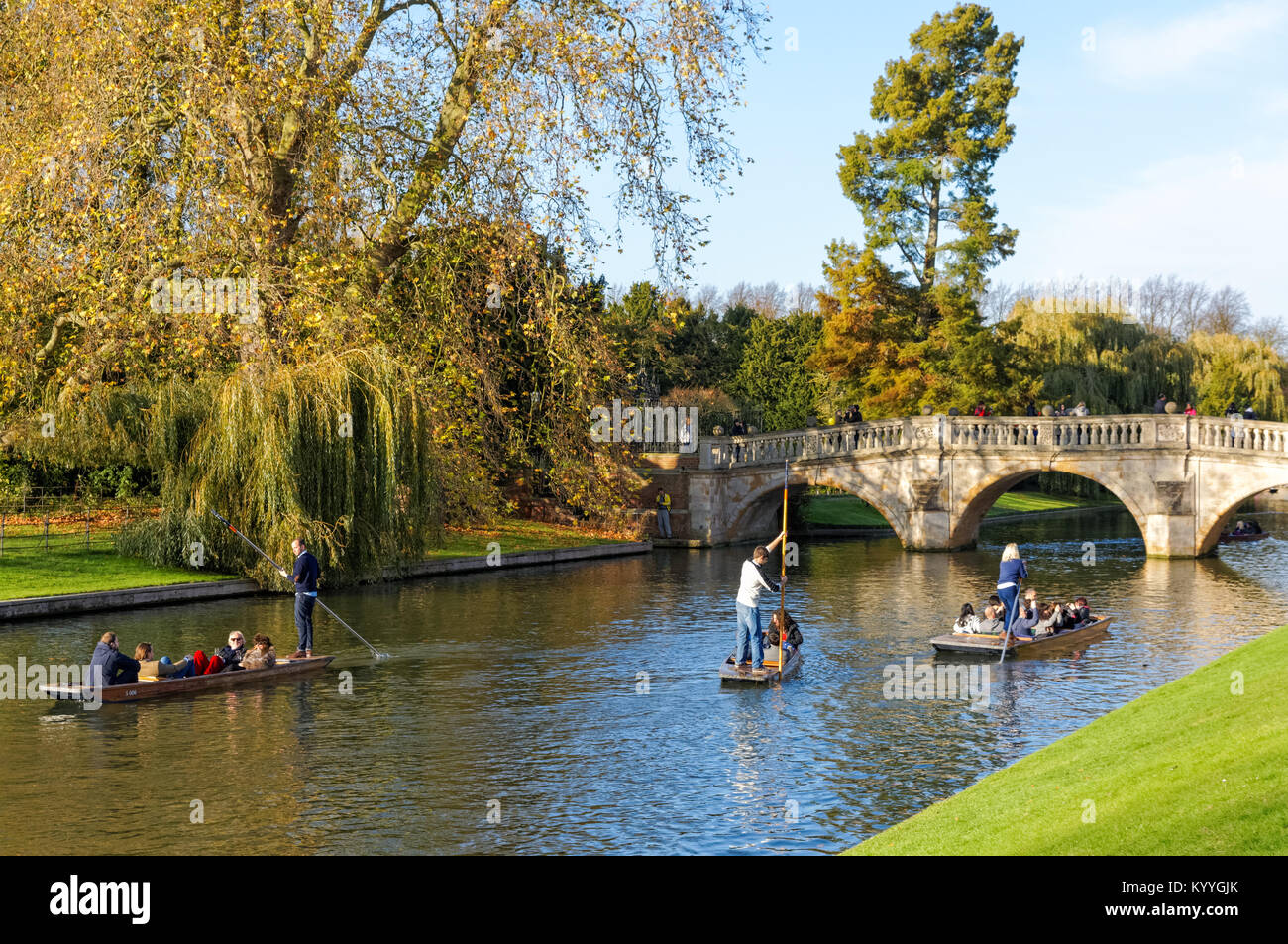 Bootfahren im Herbst auf dem Fluss Cam, Cambridge Cambridgeshire England Vereinigtes Königreich Großbritannien Stockfoto