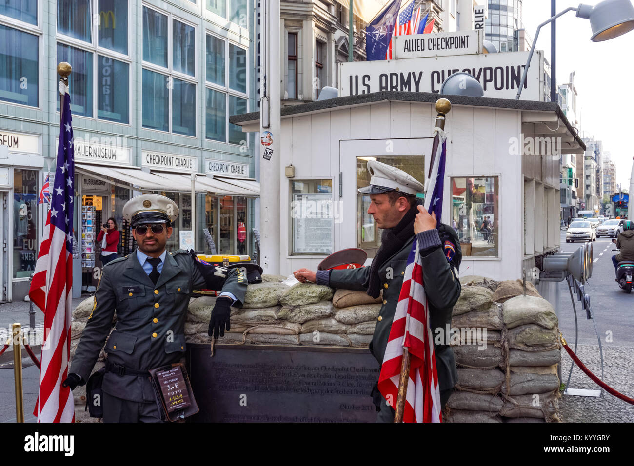Männer gekleidet, wie amerikanische Soldaten am Checkpoint Charlie in Berlin, Deutschland Stockfoto