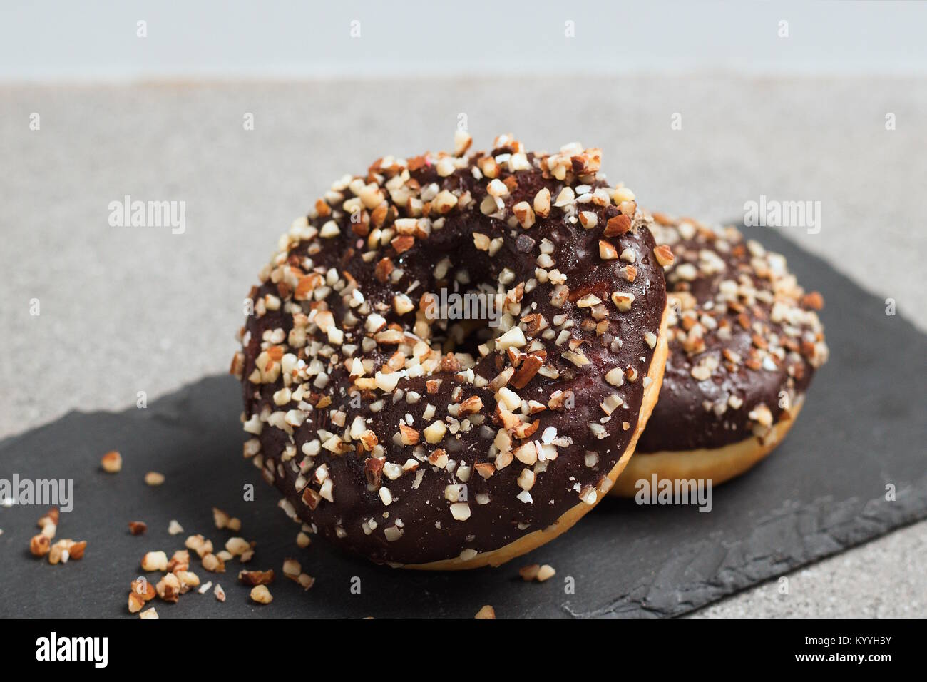 Donut mit cocolate und gehackte Mandeln Stockfoto