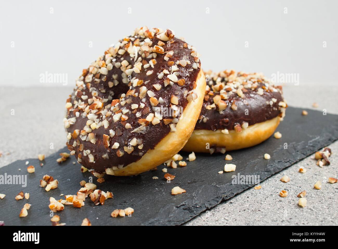 Donut mit cocolate und gehackte Mandeln Stockfoto
