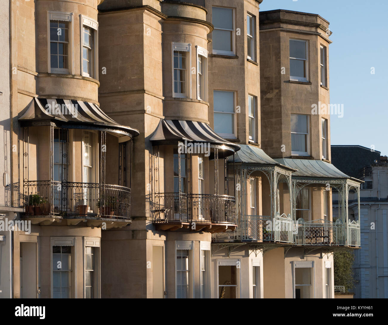 Elegante georgianische Bögen Buchten und Balkone auf Sion Hill mit Blick auf die Clifton Suspension Bridge in der elegantesten Gegend von Bristol UK Stockfoto