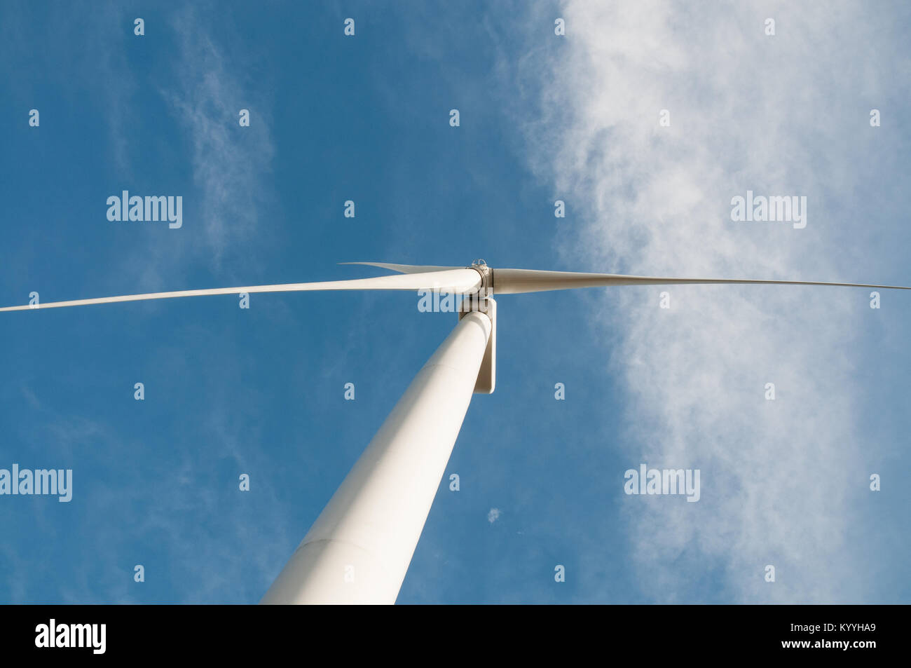 Rotorblätter einer Windkraftanlage drehen, wie Clouds overhead Pass Stockfoto