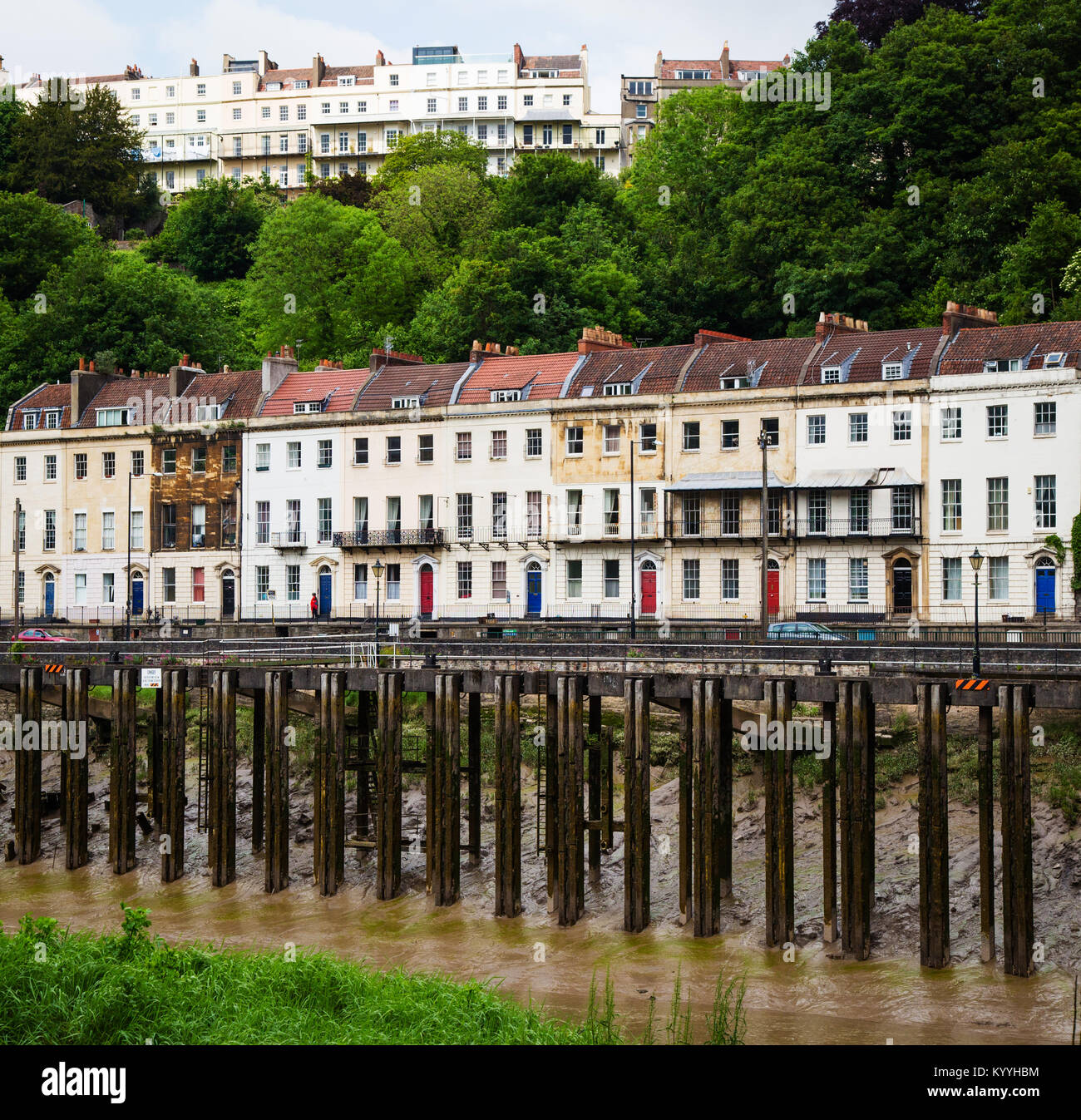 Heruntergekommene ehemalige Liner dock Anlegestelle an Hotwells durch den Fluss Avon in Bristol UK mit Häusern von Clifton hoch über Stockfoto