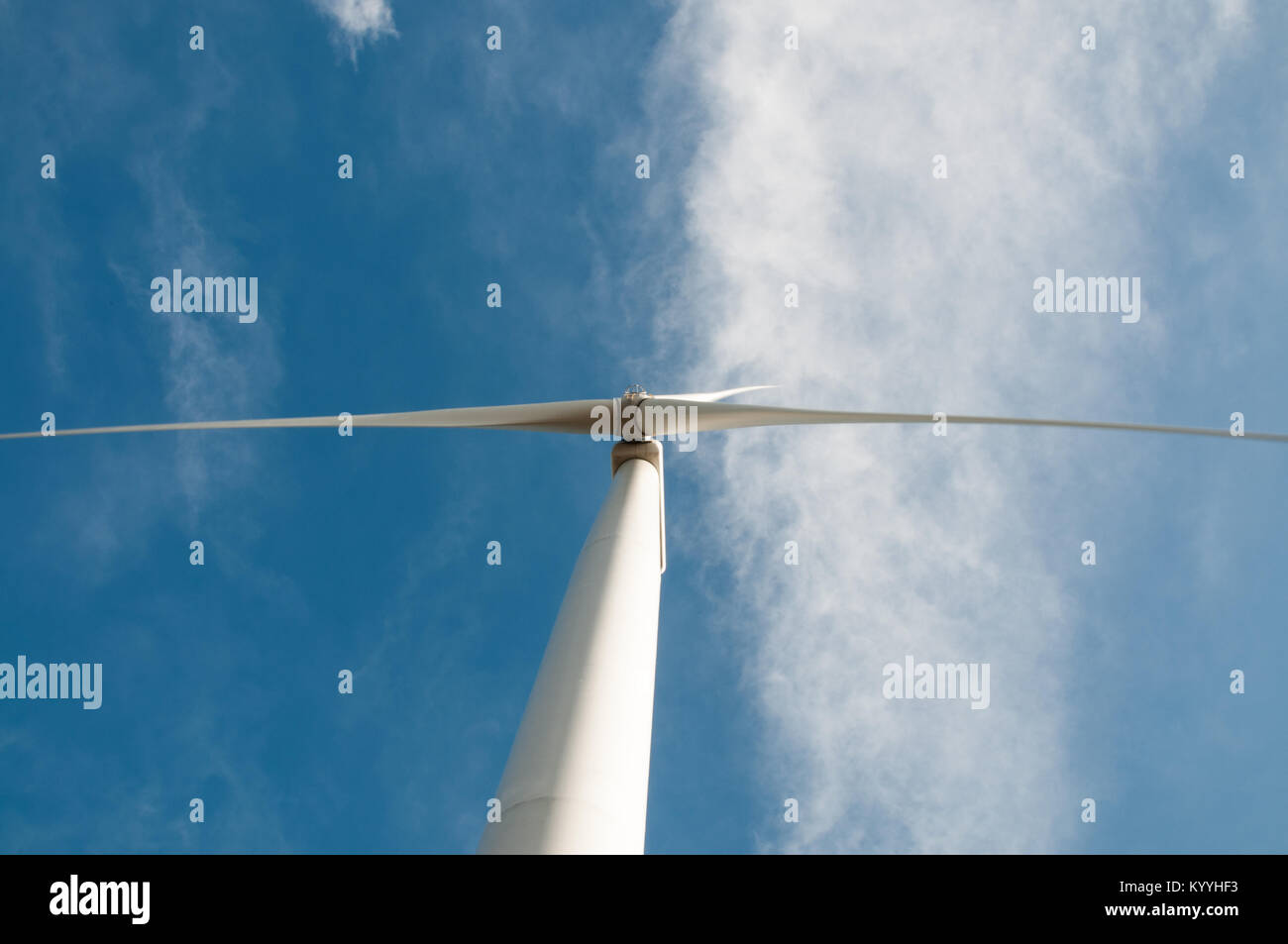 Rotorblätter einer Windkraftanlage drehen, wie Clouds overhead Pass Stockfoto