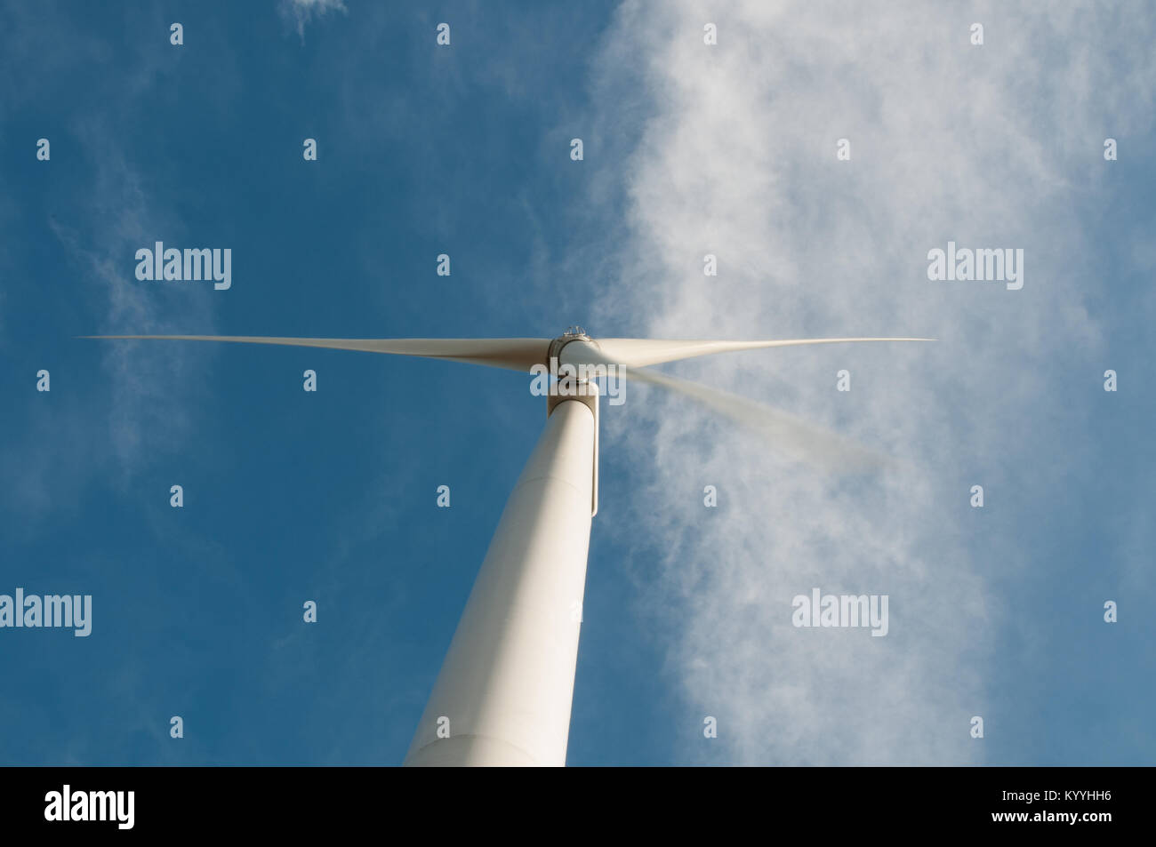 Rotorblätter einer Windkraftanlage drehen, wie Clouds overhead Pass Stockfoto