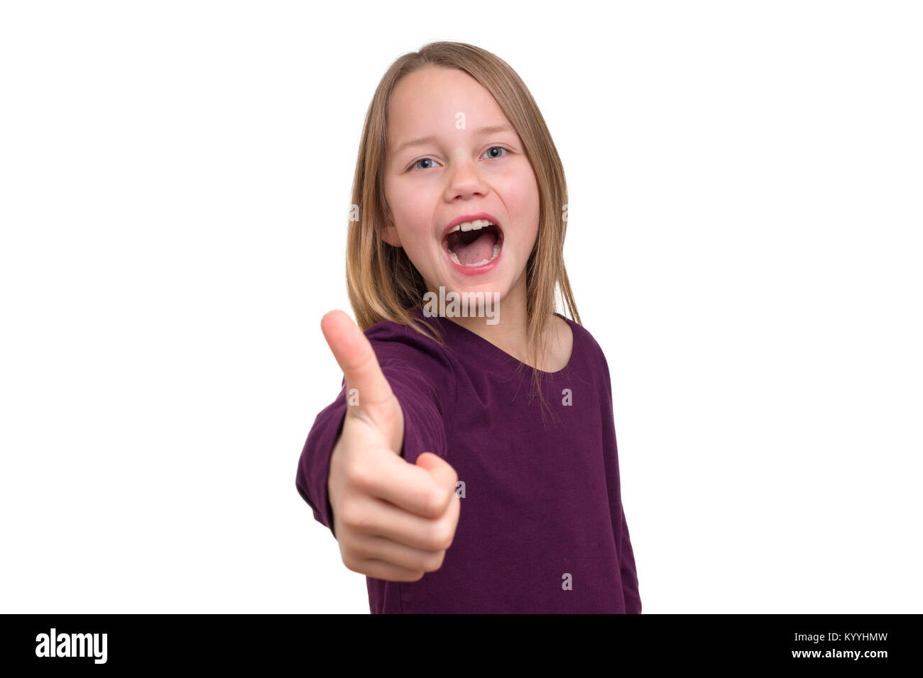 Ein 9 Jahre altes Mädchen zeigt seinen Daumen auf und gibt das Zeichen für ALLES OK. Es fordert das Wort JA, Porträt Stockfoto