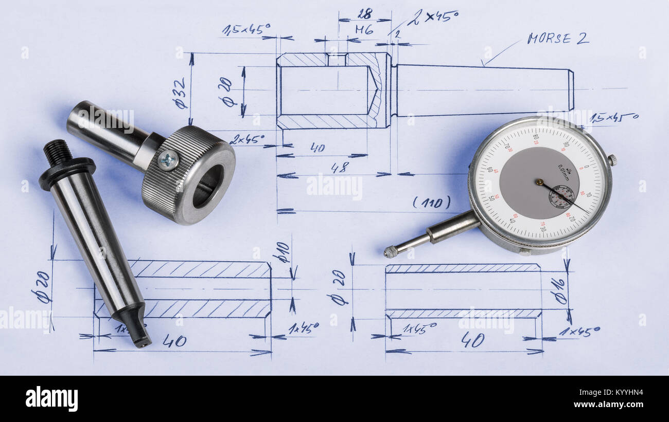 Metall komponenten, Manometer und technische Zeichnung. Stahlbearbeitung Vorrichtungen und Messuhr Mikrometer, die auf der Herstellung von Dokumentation. Stockfoto