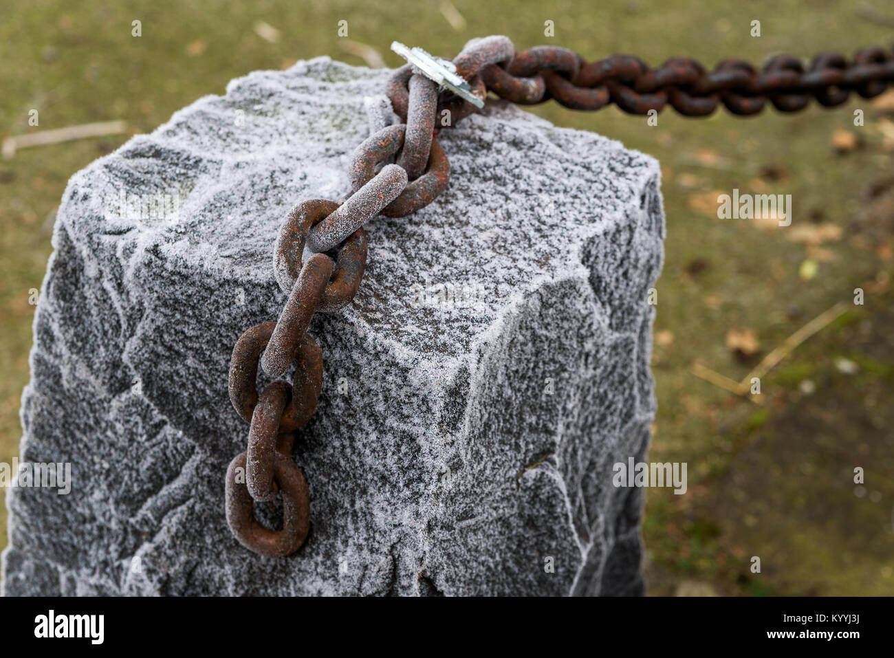 Raureif auf Eisen zu einem Granit Säule angeschlossen. Stockfoto