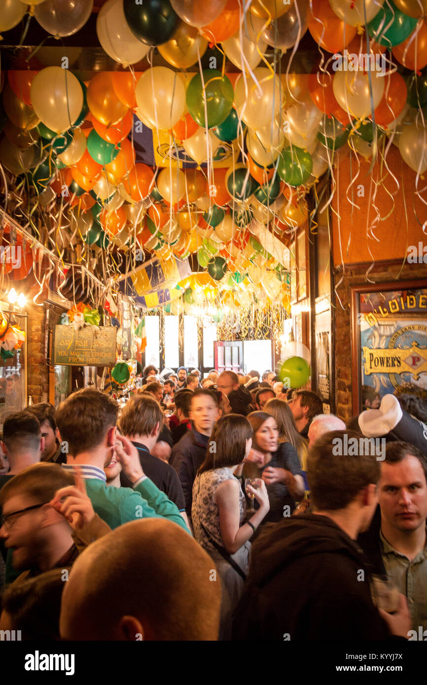 St Patrick's Day Feier in Irish Pub, Stoke Newington, London UK 2013 Stockfoto