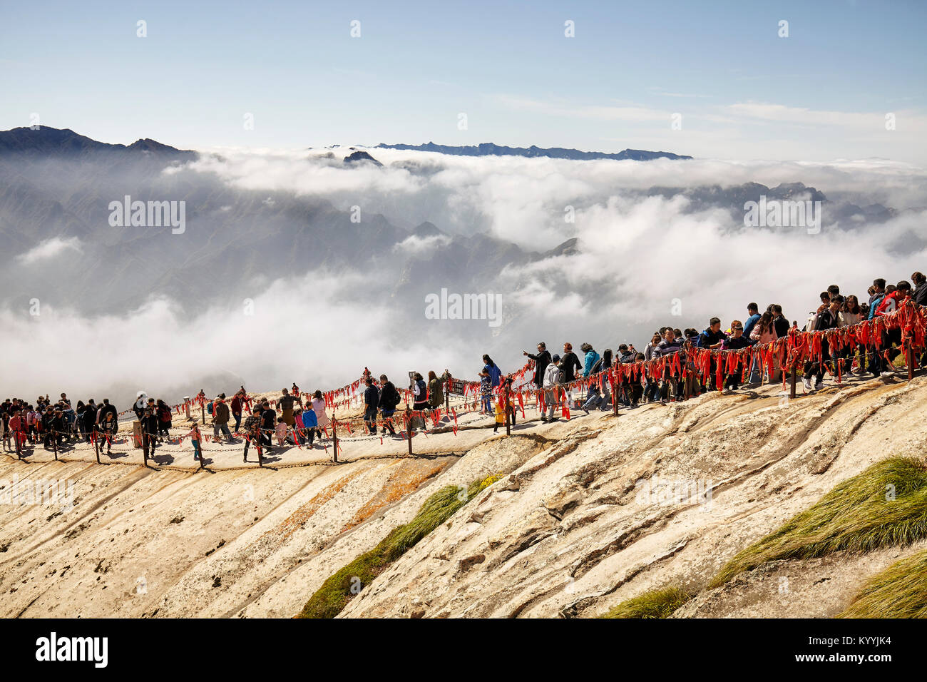 Mount Hua, Provinz Shaanxi, China - Oktober 06, 2017: Touristen, die in die Warteschlange Huashan Berg klettern. Stockfoto