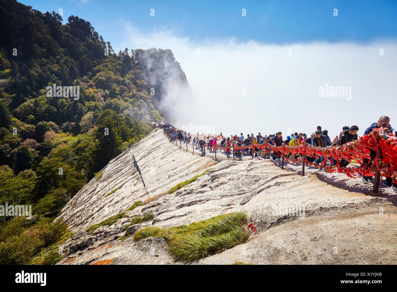 Mount Hua, Provinz Shaanxi, China - Oktober 06, 2017: Touristen, die in die Warteschlange Huashan Berg klettern. Stockfoto