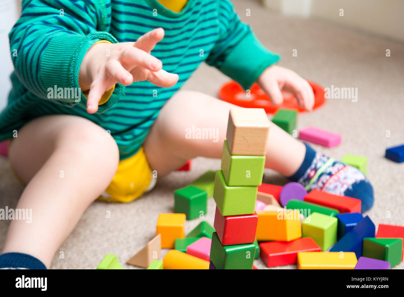 Kinder spielen mit Bausteine für das Erlernen neuer Fähigkeiten, Bildung mit Spielzeug zu Hause mit den Eltern zu lernen, Spiel Stockfoto