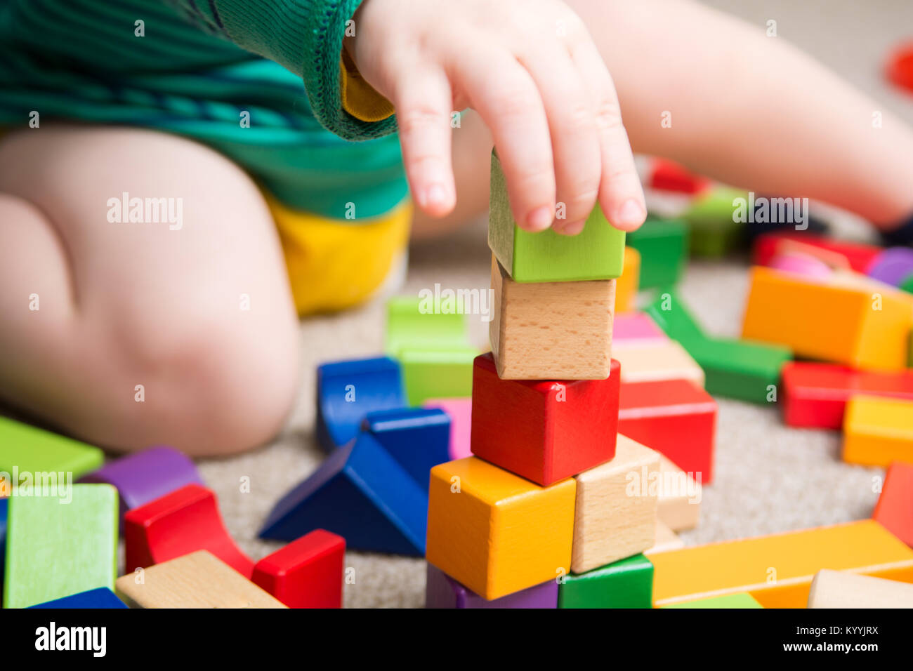 Kinder spielen mit Bausteine für das Erlernen neuer Fähigkeiten, Bildung mit Spielzeug zu Hause mit den Eltern zu lernen, Spiel Stockfoto