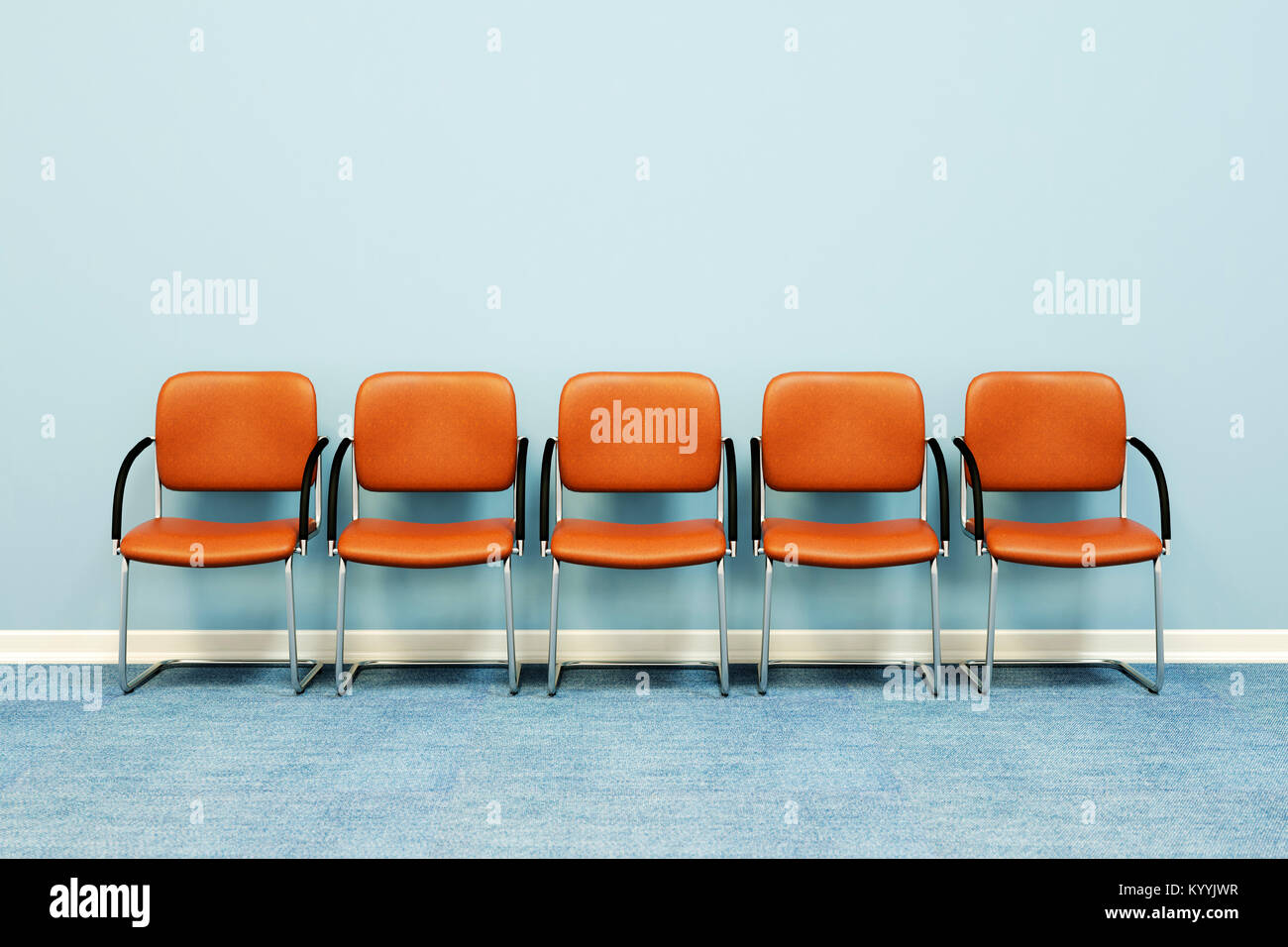 Fünf Wartezimmer Stühle in einer Reihe gegen eine Wand in einem leeren Raum Stockfoto
