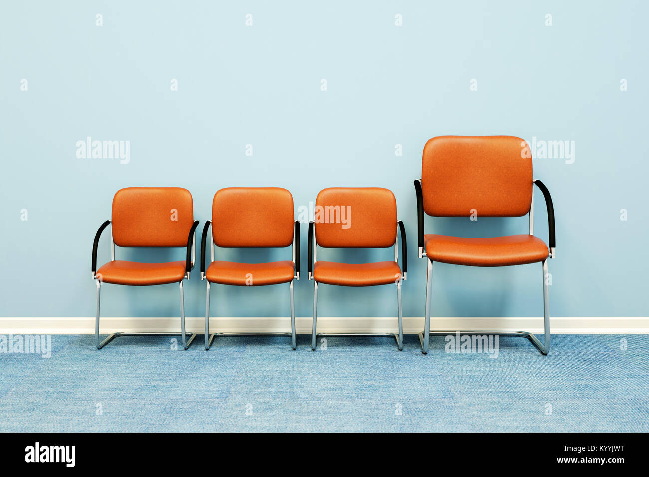 Eine große und drei kleine Stühle in einer Reihe gegen eine Wand in einem leeren Raum - Konzept Bild Stockfoto