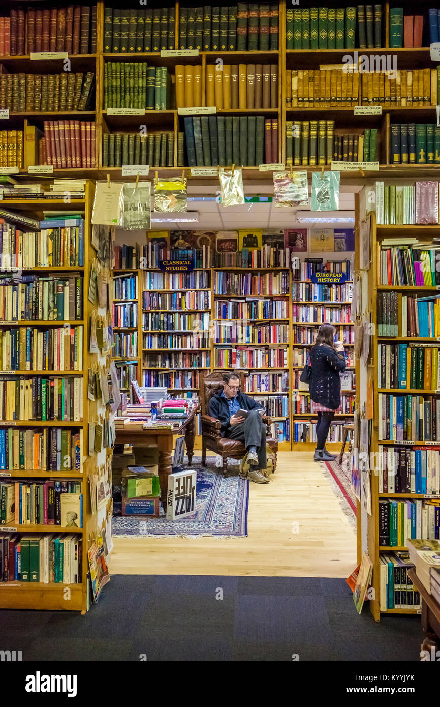 Buchhandlung innen-innen Charlie Byrne's Book Shop im Stadtzentrum von Galway, Irland Stockfoto